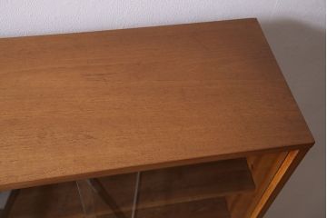 ヴィンテージ家具　北欧ビンテージ　チーク材　すっきりとしたデザインの小振りなキャビネット(収納棚、本箱、ブックケース)(R-046955)
