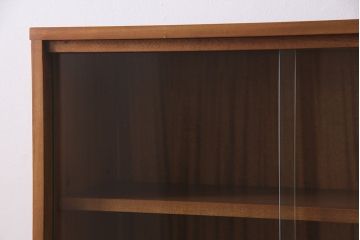 ヴィンテージ家具　北欧ビンテージ　チーク材　すっきりとしたデザインの小振りなキャビネット(収納棚、本箱、ブックケース)(R-046955)