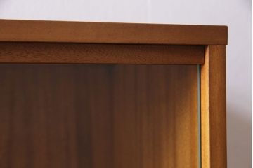 ヴィンテージ家具　北欧ビンテージ　チーク材　すっきりとしたデザインの小振りなキャビネット(収納棚、本箱、ブックケース)(R-046955)