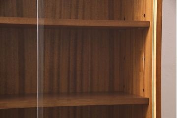 ヴィンテージ家具　北欧ビンテージ　チーク材　すっきりとしたデザインの小振りなキャビネット(収納棚、本箱、ブックケース)(R-046955)