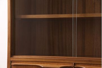 ヴィンテージ家具　北欧ビンテージ　チーク材　すっきりとしたデザインの小振りなキャビネット(収納棚、本箱、ブックケース)(R-046955)