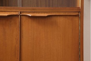 ヴィンテージ家具　北欧ビンテージ　チーク材　すっきりとしたデザインの小振りなキャビネット(収納棚、本箱、ブックケース)(R-046955)