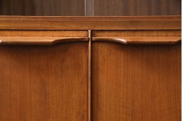 ヴィンテージ家具　北欧ビンテージ　チーク材　すっきりとしたデザインの小振りなキャビネット(収納棚、本箱、ブックケース)(R-046955)