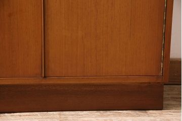 ヴィンテージ家具　北欧ビンテージ　チーク材　すっきりとしたデザインの小振りなキャビネット(収納棚、本箱、ブックケース)(R-046955)