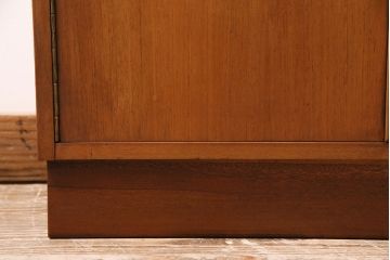 ヴィンテージ家具　北欧ビンテージ　チーク材　すっきりとしたデザインの小振りなキャビネット(収納棚、本箱、ブックケース)(R-046955)