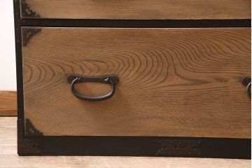 アンティーク家具　明治大正期　ストリップド(剥離)　前面ケヤキ材　ペイント　シンプルモダンな佇まいが魅力の衣装箪笥(タンス、引き出し、チェスト)(R-046961)