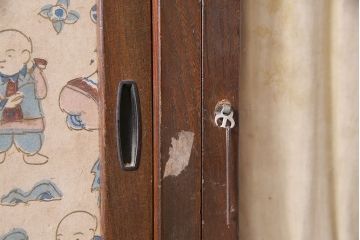 レトロ家具　戸棚付き　昭和レトロな雰囲気たっぷりのタンス(引き出し)(R-046965)
