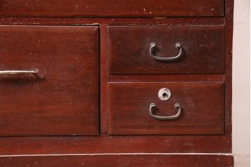 和製アンティーク　前面ケヤキ材　五丁引き　漆塗りの色合いが上品な重ねタンス(和タンス、引き出し)(R-046966)