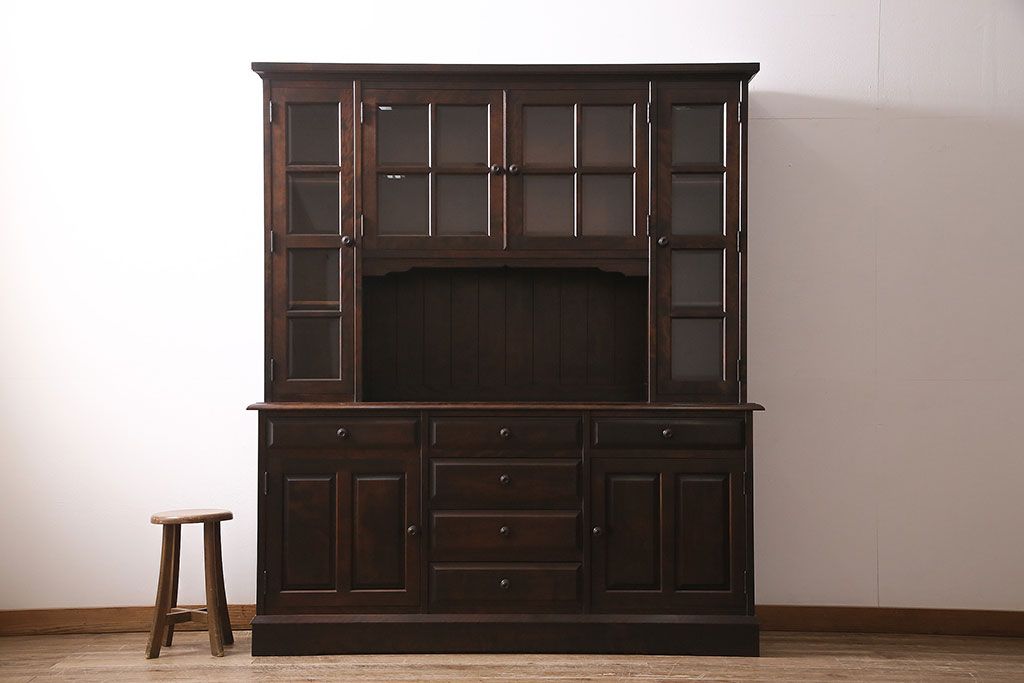 中古　北海道民芸家具　絶版品!落ち着いた色合いとクラシカルなデザインが魅力的なキャビネット(定価約50万円)(飾り棚、食器棚)(R-046972)