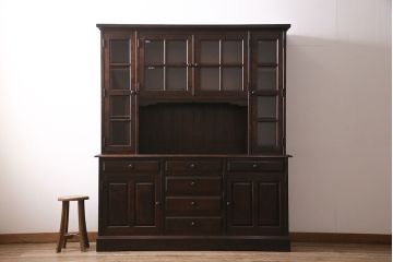中古　北海道民芸家具　絶版品!落ち着いた色合いとクラシカルなデザインが魅力的なキャビネット(定価約50万円)(飾り棚、食器棚)(R-046972)