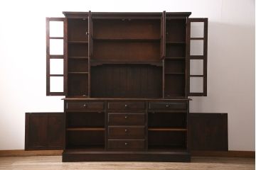 中古　北海道民芸家具　絶版品!落ち着いた色合いとクラシカルなデザインが魅力的なキャビネット(定価約50万円)(飾り棚、食器棚)(R-046972)