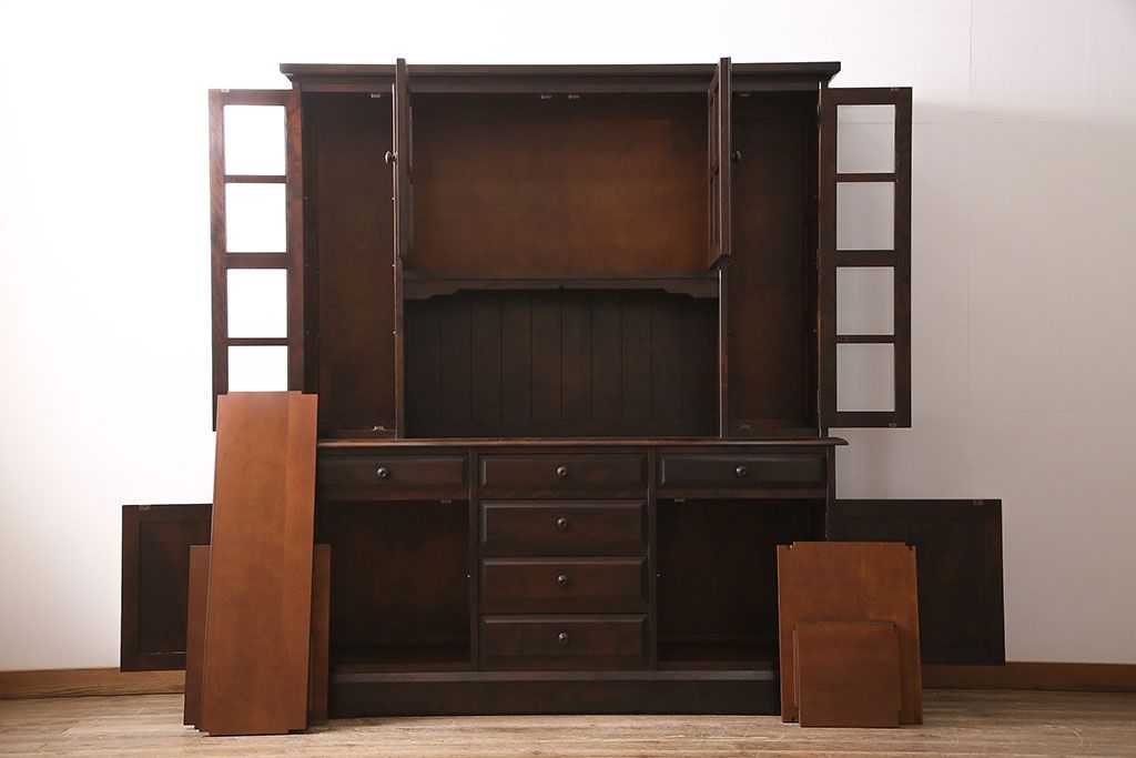 中古　北海道民芸家具　絶版品!落ち着いた色合いとクラシカルなデザインが魅力的なキャビネット(定価約50万円)(飾り棚、食器棚)(R-046972)