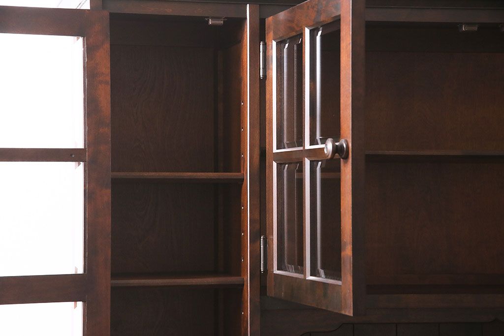 中古　北海道民芸家具　絶版品!落ち着いた色合いとクラシカルなデザインが魅力的なキャビネット(定価約50万円)(飾り棚、食器棚)(R-046972)