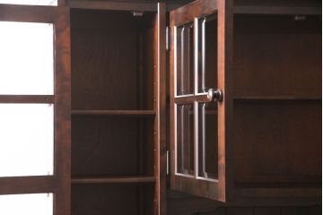 中古　北海道民芸家具　絶版品!落ち着いた色合いとクラシカルなデザインが魅力的なキャビネット(定価約50万円)(飾り棚、食器棚)(R-046972)