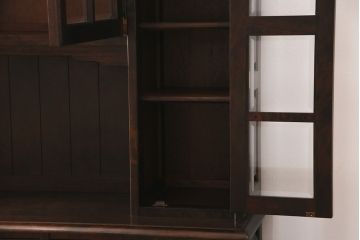 中古　北海道民芸家具　絶版品!落ち着いた色合いとクラシカルなデザインが魅力的なキャビネット(定価約50万円)(飾り棚、食器棚)(R-046972)