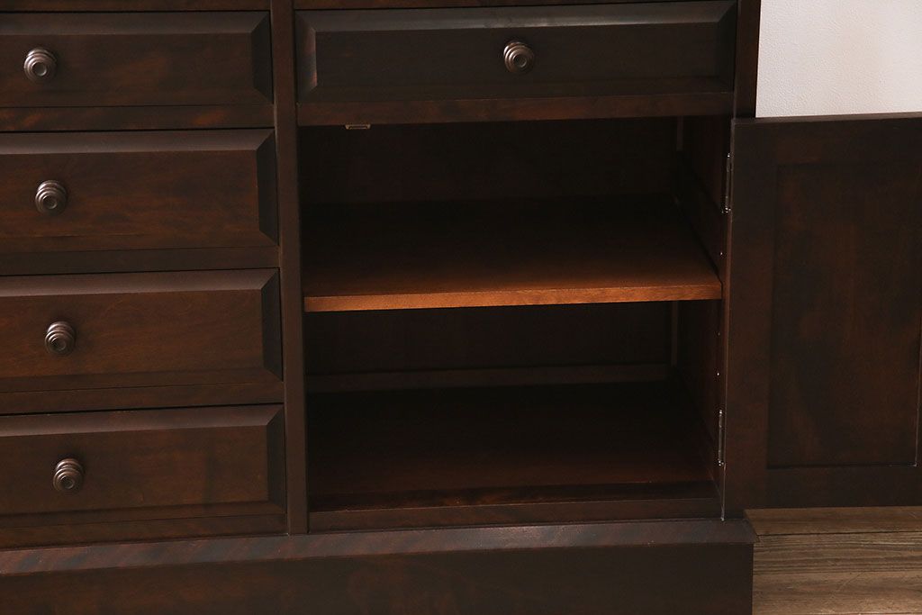 中古　北海道民芸家具　絶版品!落ち着いた色合いとクラシカルなデザインが魅力的なキャビネット(定価約50万円)(飾り棚、食器棚)(R-046972)