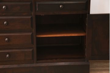 中古　北海道民芸家具　絶版品!落ち着いた色合いとクラシカルなデザインが魅力的なキャビネット(定価約50万円)(飾り棚、食器棚)(R-046972)