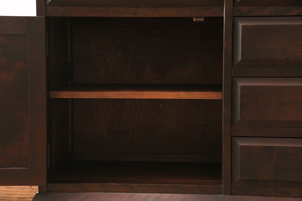 中古　北海道民芸家具　絶版品!落ち着いた色合いとクラシカルなデザインが魅力的なキャビネット(定価約50万円)(飾り棚、食器棚)(R-046972)