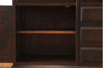 中古　北海道民芸家具　絶版品!落ち着いた色合いとクラシカルなデザインが魅力的なキャビネット(定価約50万円)(飾り棚、食器棚)(R-046972)