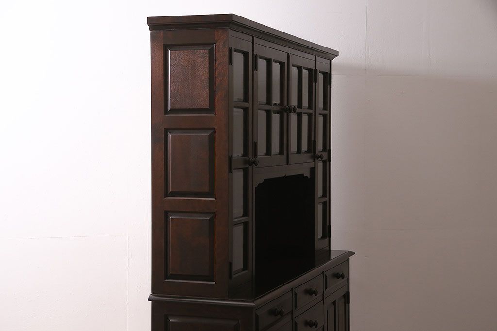 中古　北海道民芸家具　絶版品!落ち着いた色合いとクラシカルなデザインが魅力的なキャビネット(定価約50万円)(飾り棚、食器棚)(R-046972)