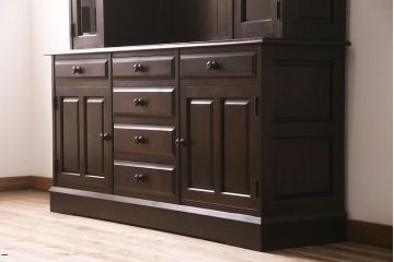 中古　北海道民芸家具　絶版品!落ち着いた色合いとクラシカルなデザインが魅力的なキャビネット(定価約50万円)(飾り棚、食器棚)(R-046972)