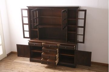 中古　北海道民芸家具　絶版品!落ち着いた色合いとクラシカルなデザインが魅力的なキャビネット(定価約50万円)(飾り棚、食器棚)(R-046972)