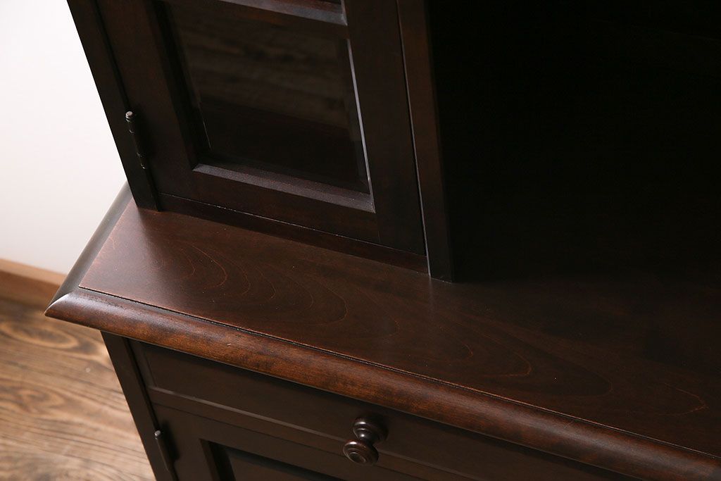 中古　北海道民芸家具　絶版品!落ち着いた色合いとクラシカルなデザインが魅力的なキャビネット(定価約50万円)(飾り棚、食器棚)(R-046972)