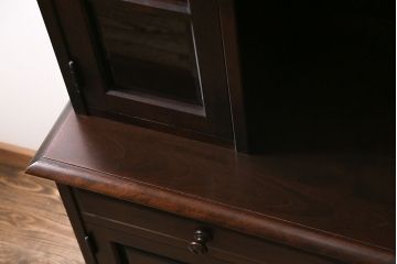 中古　北海道民芸家具　絶版品!落ち着いた色合いとクラシカルなデザインが魅力的なキャビネット(定価約50万円)(飾り棚、食器棚)(R-046972)