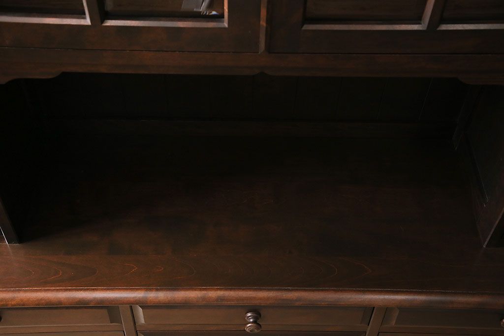 中古　北海道民芸家具　絶版品!落ち着いた色合いとクラシカルなデザインが魅力的なキャビネット(定価約50万円)(飾り棚、食器棚)(R-046972)