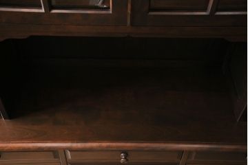 中古　北海道民芸家具　絶版品!落ち着いた色合いとクラシカルなデザインが魅力的なキャビネット(定価約50万円)(飾り棚、食器棚)(R-046972)