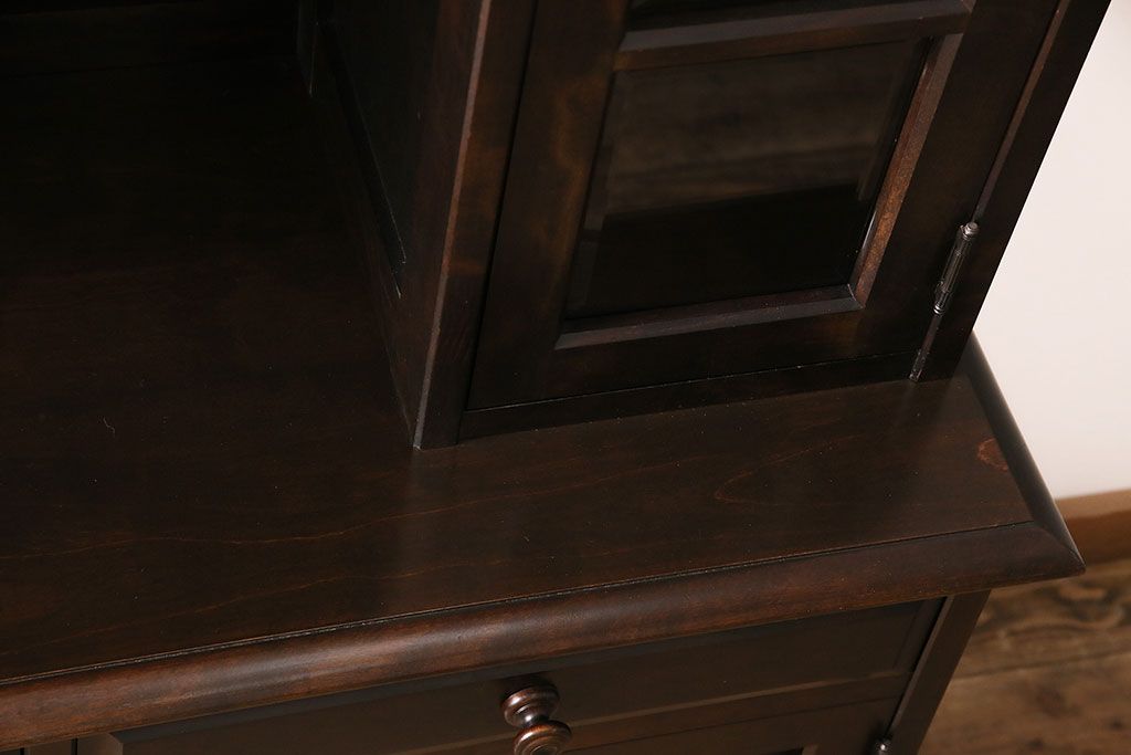 中古　北海道民芸家具　絶版品!落ち着いた色合いとクラシカルなデザインが魅力的なキャビネット(定価約50万円)(飾り棚、食器棚)(R-046972)