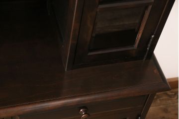 中古　北海道民芸家具　絶版品!落ち着いた色合いとクラシカルなデザインが魅力的なキャビネット(定価約50万円)(飾り棚、食器棚)(R-046972)