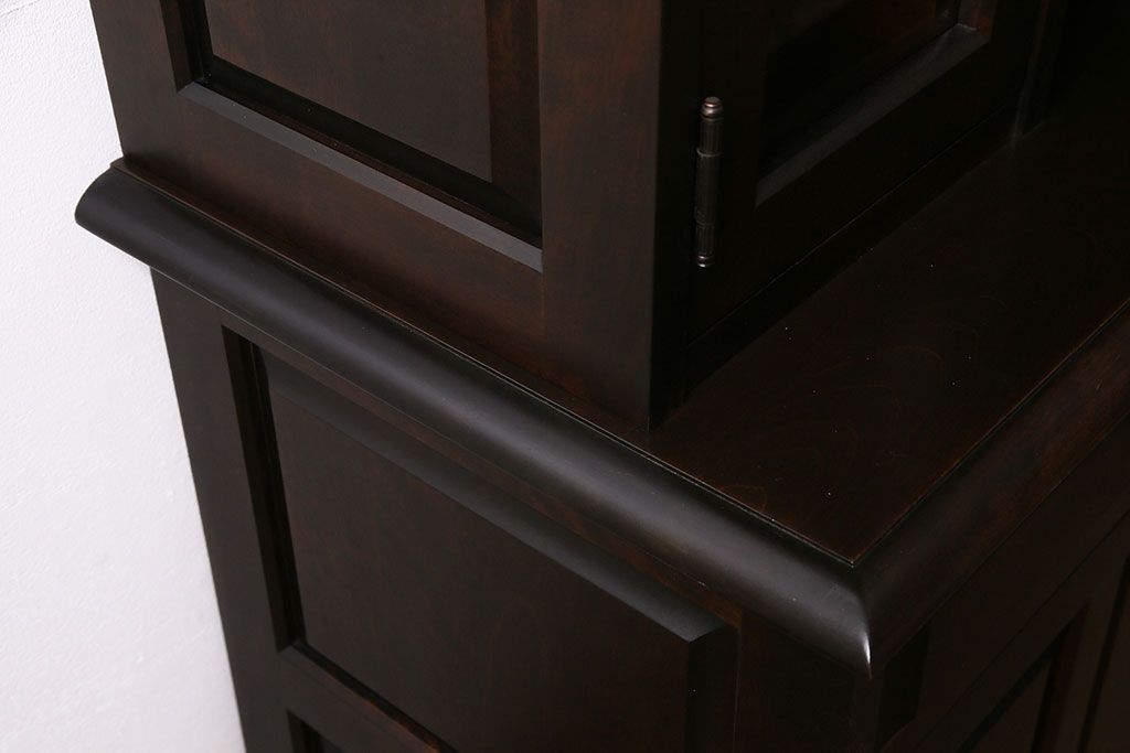 中古　北海道民芸家具　絶版品!落ち着いた色合いとクラシカルなデザインが魅力的なキャビネット(定価約50万円)(飾り棚、食器棚)(R-046972)