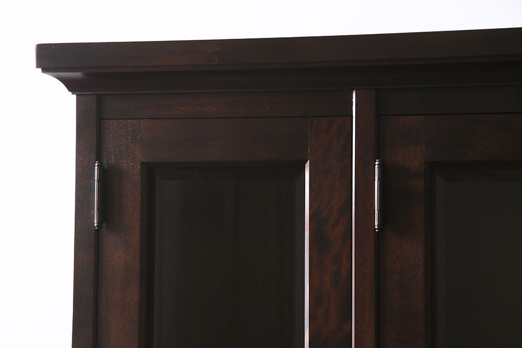 中古　北海道民芸家具　絶版品!落ち着いた色合いとクラシカルなデザインが魅力的なキャビネット(定価約50万円)(飾り棚、食器棚)(R-046972)