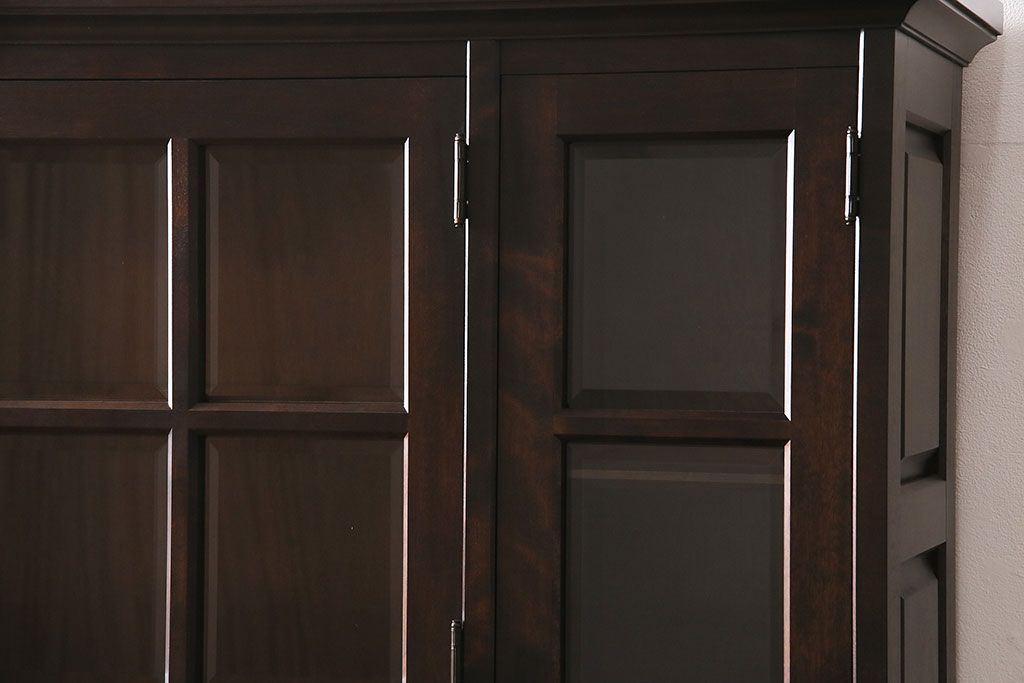 中古　北海道民芸家具　絶版品!落ち着いた色合いとクラシカルなデザインが魅力的なキャビネット(定価約50万円)(飾り棚、食器棚)(R-046972)