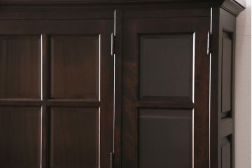 中古　北海道民芸家具　絶版品!落ち着いた色合いとクラシカルなデザインが魅力的なキャビネット(定価約50万円)(飾り棚、食器棚)(R-046972)