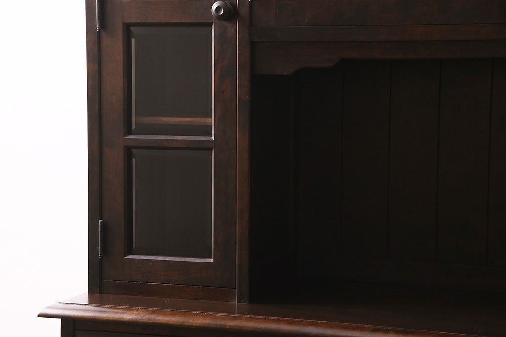 中古　北海道民芸家具　絶版品!落ち着いた色合いとクラシカルなデザインが魅力的なキャビネット(定価約50万円)(飾り棚、食器棚)(R-046972)