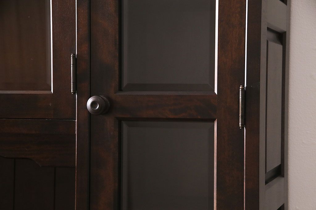 中古　北海道民芸家具　絶版品!落ち着いた色合いとクラシカルなデザインが魅力的なキャビネット(定価約50万円)(飾り棚、食器棚)(R-046972)