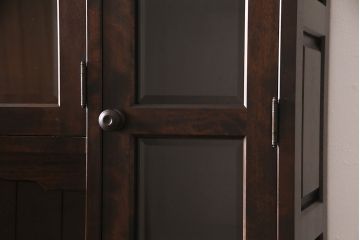 中古　北海道民芸家具　絶版品!落ち着いた色合いとクラシカルなデザインが魅力的なキャビネット(定価約50万円)(飾り棚、食器棚)(R-046972)