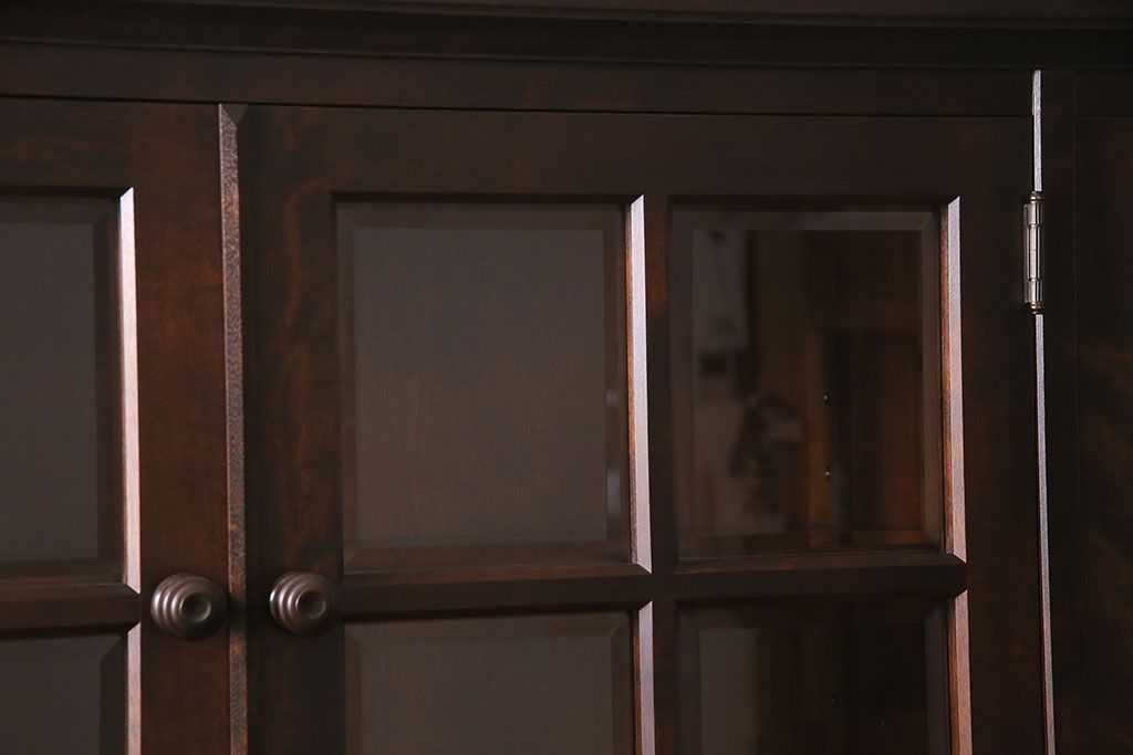中古　北海道民芸家具　絶版品!落ち着いた色合いとクラシカルなデザインが魅力的なキャビネット(定価約50万円)(飾り棚、食器棚)(R-046972)