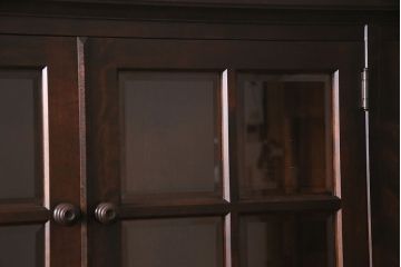 中古　北海道民芸家具　絶版品!落ち着いた色合いとクラシカルなデザインが魅力的なキャビネット(定価約50万円)(飾り棚、食器棚)(R-046972)