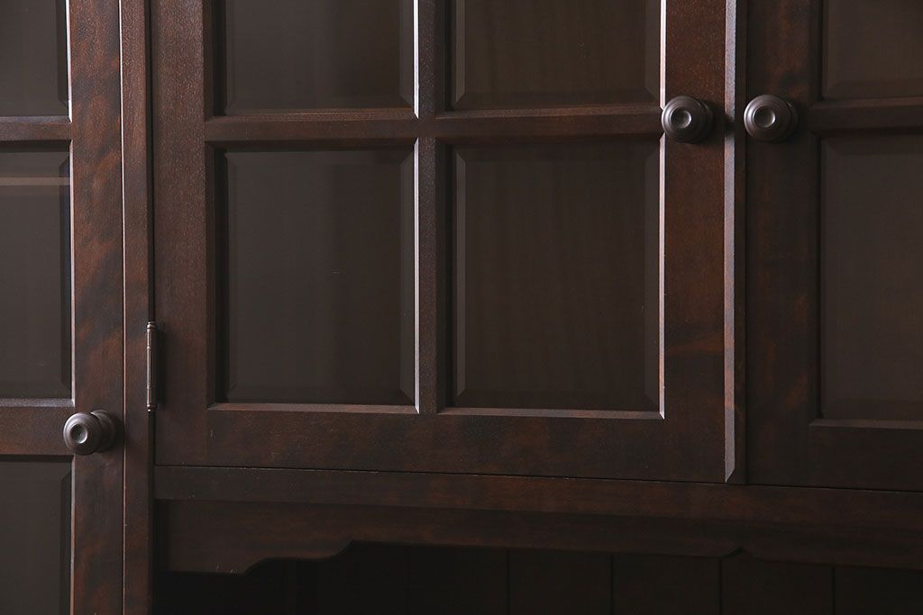 中古　北海道民芸家具　絶版品!落ち着いた色合いとクラシカルなデザインが魅力的なキャビネット(定価約50万円)(飾り棚、食器棚)(R-046972)