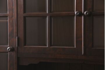 中古　北海道民芸家具　絶版品!落ち着いた色合いとクラシカルなデザインが魅力的なキャビネット(定価約50万円)(飾り棚、食器棚)(R-046972)