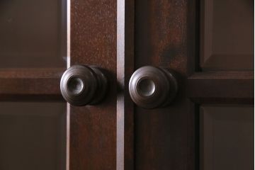 中古　北海道民芸家具　絶版品!落ち着いた色合いとクラシカルなデザインが魅力的なキャビネット(定価約50万円)(飾り棚、食器棚)(R-046972)