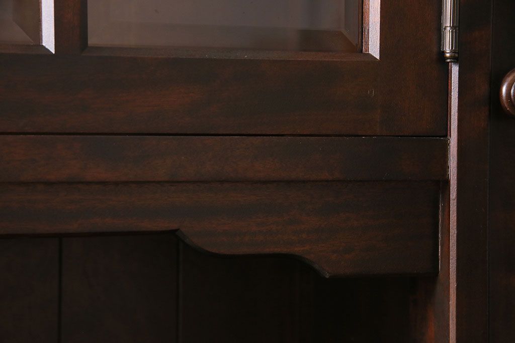 中古　北海道民芸家具　絶版品!落ち着いた色合いとクラシカルなデザインが魅力的なキャビネット(定価約50万円)(飾り棚、食器棚)(R-046972)