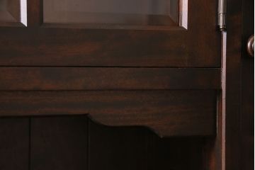 中古　北海道民芸家具　絶版品!落ち着いた色合いとクラシカルなデザインが魅力的なキャビネット(定価約50万円)(飾り棚、食器棚)(R-046972)