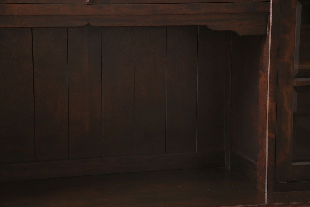 中古　北海道民芸家具　絶版品!落ち着いた色合いとクラシカルなデザインが魅力的なキャビネット(定価約50万円)(飾り棚、食器棚)(R-046972)