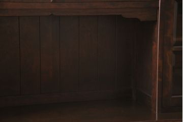 中古　北海道民芸家具　絶版品!落ち着いた色合いとクラシカルなデザインが魅力的なキャビネット(定価約50万円)(飾り棚、食器棚)(R-046972)