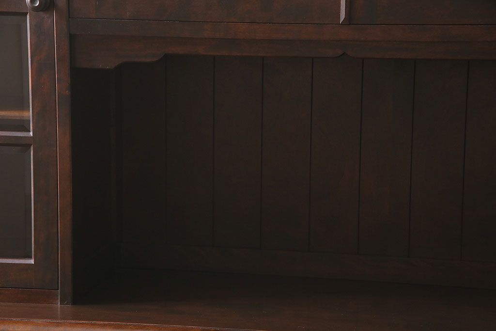 中古　北海道民芸家具　絶版品!落ち着いた色合いとクラシカルなデザインが魅力的なキャビネット(定価約50万円)(飾り棚、食器棚)(R-046972)