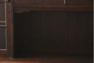 中古　北海道民芸家具　絶版品!落ち着いた色合いとクラシカルなデザインが魅力的なキャビネット(定価約50万円)(飾り棚、食器棚)(R-046972)